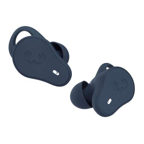 Les écouteurs Twins Move True Wireless sont spécialement conçus pour être utilisés pendant votre entraînement. Grâce à la forme, à l'ajustement et aux ailettes d'oreille, vous pouvez profiter de vos rythmes préférés à chaque pas (ou push-up). Vous n'avez pas besoin de vous retenir, car ils résistent à la transpiration. Le boîtier résistant aux éclaboussures (IPX4) des écouteurs garantit leur protection contre les éclaboussures telles que la sueur et la pluie. Vous pouvez appuyer sur les écouteurs Move pour mettre votre musique en pause, sauter une chanson ou répondre à un appel téléphonique pendant votre entraînement, sans avoir à prendre votre téléphone avec vous. Les écouteurs ont une autonomie de 6 heures et, avec l'étui de chargement, de 24 heures supplémentaires. L'autonomie totale du Move est donc de 30 heures.
