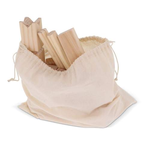 Dit Zweedse werpspel is snel bekend geworden over de hele wereld. Met dit leuke spel heb je een lange tijd vermaak. Handig verpakt in een katoenen pouch.