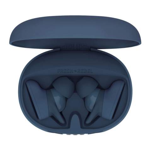 Les écouteurs Twins Move True Wireless sont spécialement conçus pour être utilisés pendant votre entraînement. Grâce à la forme, à l'ajustement et aux ailettes d'oreille, vous pouvez profiter de vos rythmes préférés à chaque pas (ou push-up). Vous n'avez pas besoin de vous retenir, car ils résistent à la transpiration. Le boîtier résistant aux éclaboussures (IPX4) des écouteurs garantit leur protection contre les éclaboussures telles que la sueur et la pluie. Vous pouvez appuyer sur les écouteurs Move pour mettre votre musique en pause, sauter une chanson ou répondre à un appel téléphonique pendant votre entraînement, sans avoir à prendre votre téléphone avec vous. Les écouteurs ont une autonomie de 6 heures et, avec l'étui de chargement, de 24 heures supplémentaires. L'autonomie totale du Move est donc de 30 heures.
