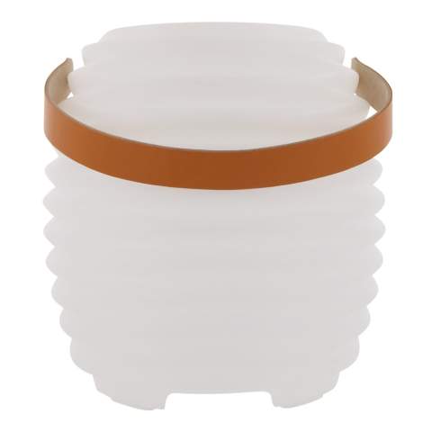 Gebruik de CoolLux Mini altijd en overal om uw flessen of blikjes gekoeld te houden. Deze kleinere versie van de 'gewone' CoolLux beschikt over een oplaadbare accu en krachtige speaker. Met de sfeervolle verlichting is de CoolLux Mini ook nog eens ideaal voor feestjes.