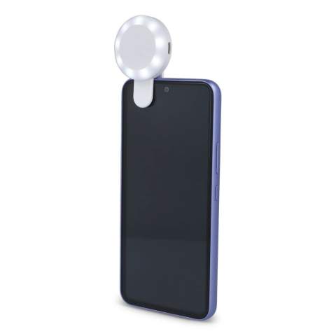 
Améliorez vos selfies avec cette lampe LED fabriquée en ABS+PC recyclé. Dotée de LED ultra-blanches, de trois niveaux de luminosité, elle se clipse facilement sur n'importe quel téléphone ou tablette pour réaliser les meilleurs selfies à tout moment et en tout lieu. Câble de charge USB-C à USB-C de 20 cm inclus.
