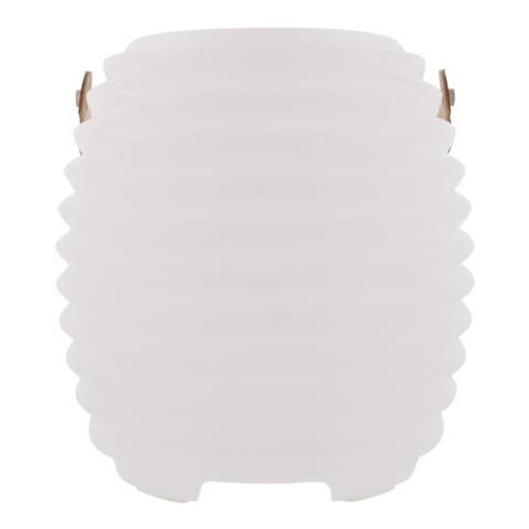 Gebruik de CoolLux Mini altijd en overal om uw flessen of blikjes gekoeld te houden. Deze kleinere versie van de 'gewone' CoolLux beschikt over een oplaadbare accu en krachtige speaker. Met de sfeervolle verlichting is de CoolLux Mini ook nog eens ideaal voor feestjes.