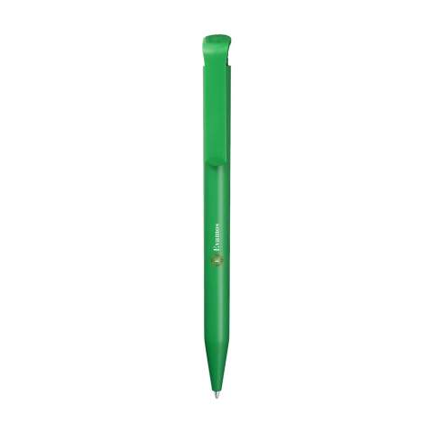 Blauwschrijvende balpen van het merk Senator®. Gemaakt van gerecycled materiaal. Met strakke, matte houder en royale clip/drukknop. Standaard met opdruk ‘recycled material’ logo op de houder, naast de clip. Lichte oneffenheden in het oppervlak van het gerecyclede materiaal zijn mogelijk. Made in Germany.