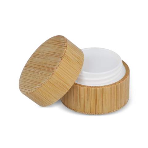 Lippenbalsam in einem runden zylindrischen Behälter aus Bambus. Bietet feuchtigkeitsspendende Pflege in einem umweltfreundlichen Design.