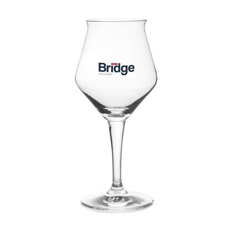 Bierglas op voet. Speciaal ontworpen voor het schenken van speciaalbieren. Door de fraai gevormde, tulpvormige kelk komen de smaak en geur van het bier goed tot hun recht. Een helder glas met een fijne uitstraling. Hoge kwaliteit. Zeer geschikt voor gebruik in de horeca. Tapmaat 300 ml. Inhoud 420 ml. Made in Europe.