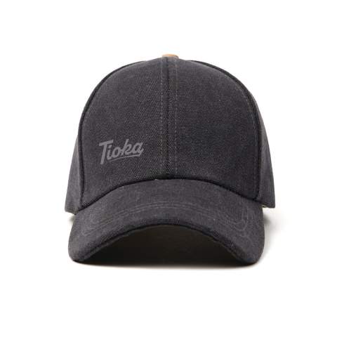 Peppen Sie Ihren Style mit unserer weichen Canvas-Mütze auf, die mit ihrem schlichten und einfachen Design für jeden geeignet ist. Di 6-Panel-Kappe hat einen gebogenen Schirm und einen bequemen PU-überzogenen Klettverschluss auf der Rückseite. Die Kappe wird aus recycelten Materialien mit dem AWARE™ Tracer hergestellt, durch den die tatsächliche Verwendung recycelter Stoffmaterialien, durch die disruptive physische Rückverfolgungs- und Blockchain-Technologie von AWARE garantiert wird. Mit einer maximalen Größe von 63cm im Umfang bietet diese einfache und bequeme Mütze die perfekte Passform für jede Kopfgröße.