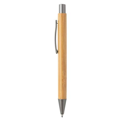 Stylo moderne à clic fabriqué en bambou et détails en métal. Encre bleue Dokumental® de fabrication allemande pour +/- 1200m d’écriture et bille en carbure de tungstène assurant une écriture régulière.