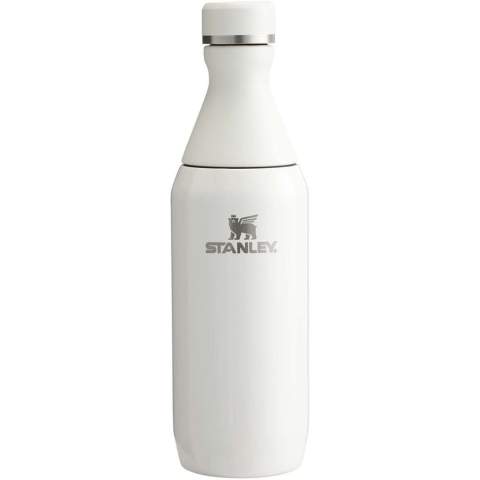 Die Stanley 350 ml All Day Slim Flasche wurde für die ganztägige Flüssigkeitsversorgung entwickelt und vereint Komfort und Leistung. Sie besteht zu 90% aus recyceltem Edelstahl und hat eine zweigeteilte Öffnung – eine zum bequemen Trinken – die andere zum Einfüllen von Eis und zur einfachen Reinigung. Der Hals besteht aus einwandigem Edelstahl mit einem Kunststoffgewinde und einer sicheren, komprimierten Dichtung, die ein Auslaufen verhindert. Der doppelwandige Behälter ist vakuumisoliert. So bleiben Ihre Getränke stundenlang optimal temperiert. Die langlebige und durchdachte Konstruktion macht sie zur idealen Thermoflasche für unterwegs.