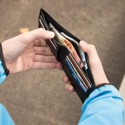 A timeless premium PU leather bi-fold wallet that is ready for the 21st century. Slim design with plenty of room for all your cards (6 slots, maximum 12 cards). Keeps your personal belongings safe with anti-skimming protection.