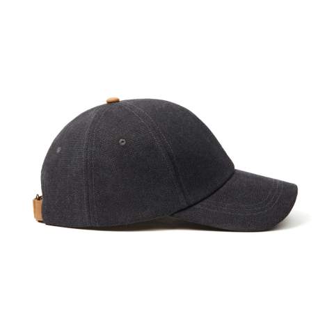 Peppen Sie Ihren Style mit unserer weichen Canvas-Mütze auf, die mit ihrem schlichten und einfachen Design für jeden geeignet ist. Di 6-Panel-Kappe hat einen gebogenen Schirm und einen bequemen PU-überzogenen Klettverschluss auf der Rückseite. Die Kappe wird aus recycelten Materialien mit dem AWARE™ Tracer hergestellt, durch den die tatsächliche Verwendung recycelter Stoffmaterialien, durch die disruptive physische Rückverfolgungs- und Blockchain-Technologie von AWARE garantiert wird. Mit einer maximalen Größe von 63cm im Umfang bietet diese einfache und bequeme Mütze die perfekte Passform für jede Kopfgröße.