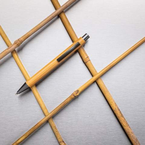 Stylo moderne à clic fabriqué en bambou et détails en métal. Encre bleue Dokumental® de fabrication allemande pour +/- 1200m d’écriture et bille en carbure de tungstène assurant une écriture régulière.