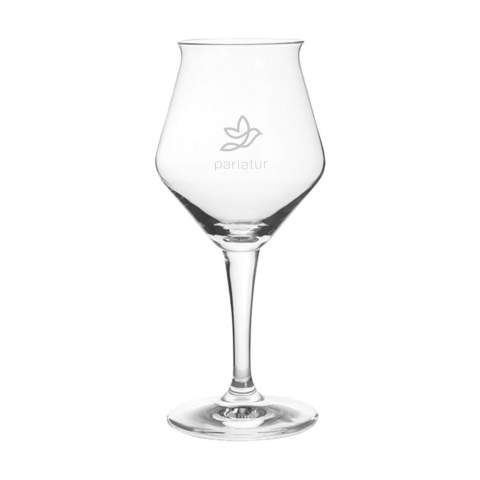 Bierglas op voet. Speciaal ontworpen voor het schenken van speciaalbieren. Door de fraai gevormde, tulpvormige kelk komen de smaak en geur van het bier goed tot hun recht. Een helder glas met een fijne uitstraling. Hoge kwaliteit. Zeer geschikt voor gebruik in de horeca. Tapmaat 300 ml. Inhoud 420 ml. Made in Europe.