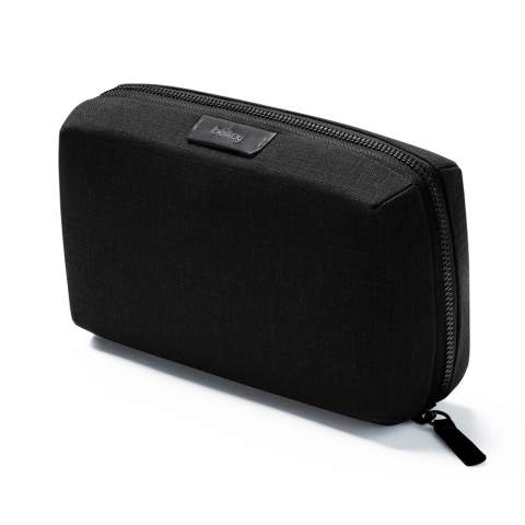 Organisez vos accessoires technologiques sans enchevêtrements. Ce kit aux dimensions généreuses garde tout en ordre et trié. Peut contenir tous vos accessoires technologiques en un seul endroit. Optimisé pour les accessoires plus grands et les embouts supplémentaires. Se zippe à plat pour un accès facile. La poche magnétique peut contenir une banque d'alimentation. Les poches en filet extensible permettent de ranger des objets et des pièces. Mur flottant avec organiseur de câbles élastique à l'intérieur.