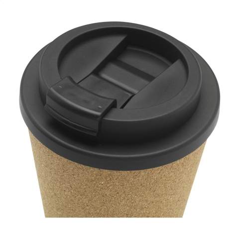 WoW! Natürlicher und wiederverwendbarer Kaffeebecher-to-go aus Kork der sowohl biologisch abbaubar als auch erneuerbar ist. Das Innere des Bechers besteht aus einem kompostierbaren Material namens Polylactid (PLA). Die beiden werden mit einer patentierten Technik (ohne Klebstoff) miteinander verschmolzen, so dass eine Doppelwand entsteht die Ihr Getränk stundenlang warm hält. Fassungsvermögen 350 ml.     PLA  Polylactid oder Polymilchsäure (PLA) ist ein thermoplastischer aliphatischer Polyester, der aus erneuerbaren Ressourcen gewonnen wird. Das bedeutet, dass PLA ein biologisch abbaubares Material ist, das aus Maisstärke hergestellt wird, die von Pflanzen produziert wird - natürlich und erneuerbar. Bei der Fermentierung dieser Maisstärke entsteht Milchsäure, aus der die Fasern für die Herstellung von PLA gewonnen werden. Wird einzeln in einem Kraftkarton geliefert.