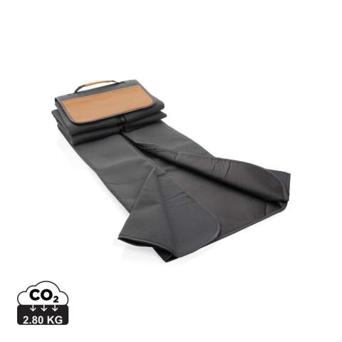 Couverture de pique-nique Impact Aware™ confortable avec un rembourrage en mousse et un support en PEVA. Poche de rangement en PU. La couverture mesure 150x130cm dépliée. Incorporant le traceur AWARE™ qui valide l'utilisation authentique de matériaux recyclés. 2% du produit de la vente de chaque produit Impact sera reversé à Water.org.