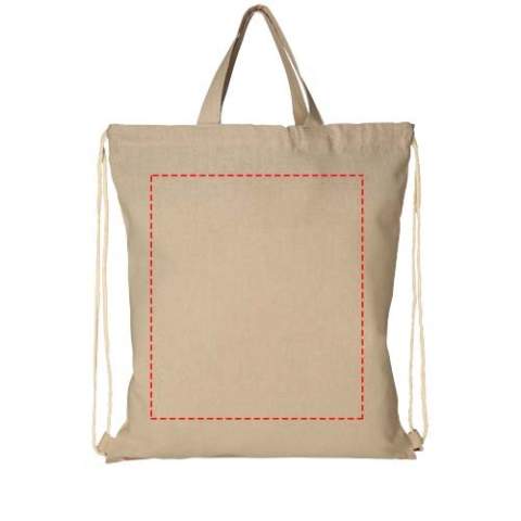 Rucksack aus 210 g/m² recycelter Baumwolle und recyceltem Polyester. Recycelte Baumwolle wird aus Verbrauchsabfällen hergestellt, die während des Schneidevorgangs in Textilfabriken anfallen. Großes Hauptfach mit Kordelzugverschluss aus Baumwolle. Ausgestattet mit zwei Griffen mit einer Höhe von 14 cm. Beständigkeit bis zu 5 kg Gewicht. Aufgrund des Produktionsprozesses kann es zu geringfügigen Farbabweichungen des Produktes kommen.