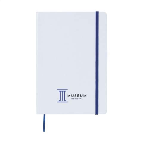 Notebook pratique et maniable en format A5. Avec environ 80 feuillets / 160 pages de papier ligné de couleur crème (70 g/m²), une couverture solide, une fermeture par élastique, des pages attachées entre elles et un ruban de soie.