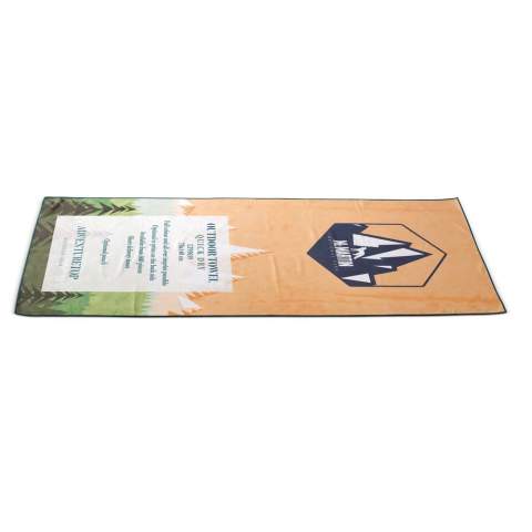 Komfortables Outdoor-Handtuch aus schnell trocknender Mikrofaser (200g/m²). Es enthält einen individuellen, vollfarbigen Druck auf einer Seite und einen optionalen vollfarbigen Druck auf der Rückseite. Zusätzlich kann die Farbe der Naht angepasst werden.