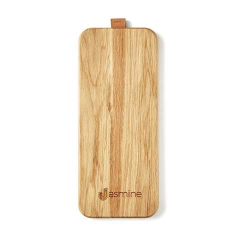 Planche de service en bois chêne avec détail en PU. Excellente pour le service et, lorsqu'elle n'est pas utilisée, la planche à découper constitue un joli détail sur le plan de travail de la cuisine.