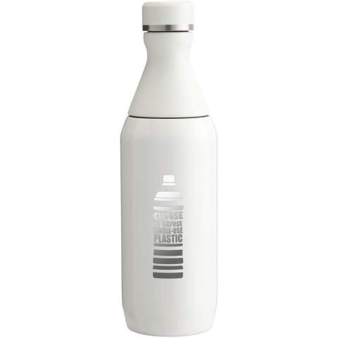 Die Stanley 350 ml All Day Slim Flasche wurde für die ganztägige Flüssigkeitsversorgung entwickelt und vereint Komfort und Leistung. Sie besteht zu 90% aus recyceltem Edelstahl und hat eine zweigeteilte Öffnung – eine zum bequemen Trinken – die andere zum Einfüllen von Eis und zur einfachen Reinigung. Der Hals besteht aus einwandigem Edelstahl mit einem Kunststoffgewinde und einer sicheren, komprimierten Dichtung, die ein Auslaufen verhindert. Der doppelwandige Behälter ist vakuumisoliert. So bleiben Ihre Getränke stundenlang optimal temperiert. Die langlebige und durchdachte Konstruktion macht sie zur idealen Thermoflasche für unterwegs.