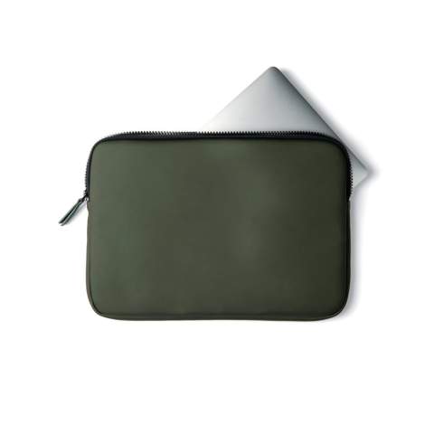 Elegante Laptop-Tasche, die Ihren Computer vor Beschädigungen und Nässe schützt. Aus einem leichten, wasserabweisenden Nubuk-PU-Gewebe mit eleganter matter Außenseite und Innenfutter aus leichtem Synthetik-Gewebe gefertigt. Geeignet für Laptops bis zu 14 Zoll. Bitte beachten Sie, dass die Bildschirmmaße nicht mit den Maßen des gesamten Computers übereinstimmen.<br /><br />FitsLaptopTabletSizeInches: 14.0