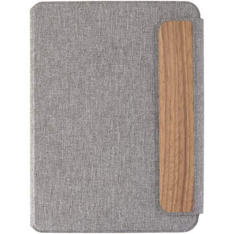 Das Andean A5-Portfolio besteht teilweise aus RCS-zertifiziertem recyceltem Polyester aus Verbraucherabfällen und bietet so eine nachhaltigere Alternative durch die Reduzierung des Bedarfs an Neumaterialien. Das Design überzeugt mit einem eleganten grauen Hardcover mit abgerundeten Ecken und präziser Schweißtechnik. Ein Magnetverschluss mit einem edlen Detail aus Walnussholz verleiht dem Portfolio eine moderne, anspruchsvolle Note. Im Inneren befindet sich ein herausnehmbares Softcover-Notizbuch mit 64 cremefarbenen, liniertem Seiten aus 80 g/m² Papier aus verantwortungsvollerer Herkunft. Verpackt in einer Papierbanderole in Kraftpapieroptik.