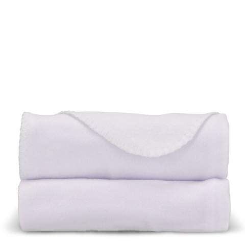 Enveloppez-vous de chaleur avec cette couverture légère en polaire, parfaite pour les soirées douillettes sur le canapé. Sa taille compacte et son tissu doux en font un article de base douillet. Entièrement personnalisable grâce à l'impression par sublimation de couleurs vives, elle est aussi attrayante que fonctionnelle.