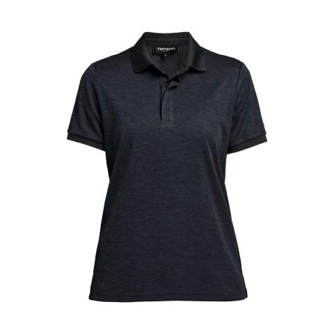 De TXlite Melange Polo is een stijlvolle sneldrogende polo voor dames met de klassieke kraag en drieknoops look gemaakt van 100% gerecycled polyester. Het heeft een discreet Tenson-logo op de borst en een split aan de zijkanten voor meer bewegingsvrijheid. Draag hem op de golfbaan, tijdens het zeilen of voor dagelijks gebruik. Je kunt nooit te veel poloshirts hebben omdat ze zo veelzijdig zijn; ze zijn net zo comfortabel als een T-shirt maar zien er stijlvoller uit en doen het goed in de meeste omgevingen.