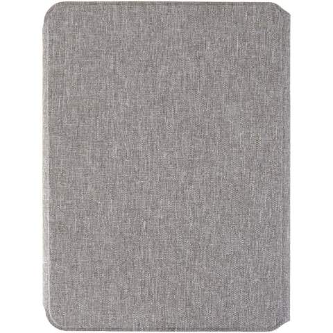 Das Andean A5-Portfolio besteht teilweise aus RCS-zertifiziertem recyceltem Polyester aus Verbraucherabfällen und bietet so eine nachhaltigere Alternative durch die Reduzierung des Bedarfs an Neumaterialien. Das Design überzeugt mit einem eleganten grauen Hardcover mit abgerundeten Ecken und präziser Schweißtechnik. Ein Magnetverschluss mit einem edlen Detail aus Walnussholz verleiht dem Portfolio eine moderne, anspruchsvolle Note. Im Inneren befindet sich ein herausnehmbares Softcover-Notizbuch mit 64 cremefarbenen, liniertem Seiten aus 80 g/m² Papier aus verantwortungsvollerer Herkunft. Verpackt in einer Papierbanderole in Kraftpapieroptik.