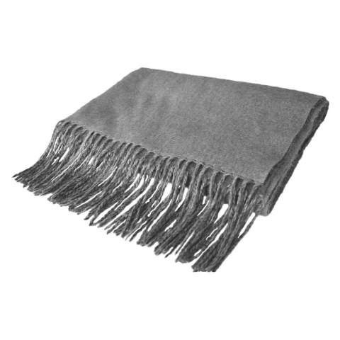 Of je nu op zoek bent naar een uniek geschenkidee of een onderscheidend promotiemiddel, deze luxueuze geweven sjaal van 100% polyester is de perfecte keuze. Geef deze elegante sjaal een passende bewerking zoals een borduring, PU label of een subtiel woven label, waarmee je logo of andere uiting nog meer exclusiviteit uitstraalt. Kies uit twee klassieke kleuren, zwart en navy, die altijd passend zijn bij elke outfilt. Laat jezelf omarmen door warmte en stijl deze winter.