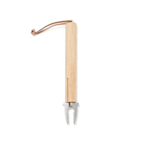 Der Grillstab ist perfekt für die Anwendung über offenem Feuer. Der Grillstab, an dessen Ende sich eine Gabel mit Wiederhaken befindet, ist mittels Teleskopgriff ausziehbar. Der Handgriff aus Holz. Die Widerhaken der Gabel sind so konstruiert, dass das, was Sie grillen wollen, fest auf dem Stab sitzt und Speisen auf diese Weise nicht in den Grill oder das Feuer gelangen. Praktische Lederschnur zum Aufhängen. Ausgezogene Länge: ca. 70 cm.