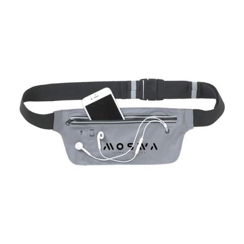 Sac banane en matériau élastique confortable et étanche. Parfait pour ranger vos affaires lors de vos activités sportives, vacances ou événements. Avec une fermeture à glissière étanche, une poche pour téléphone mobile avec une ouverture pour écouteurs, un compartiment séparé pour les clés, une ceinture réglable, tissée et serrée avec une fermeture à pression en plastique et des boucles de ceinture réfléchissantes. Circonférence jusqu'à 104 cm.