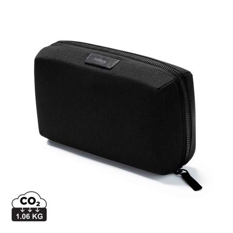 Organisez vos accessoires technologiques sans enchevêtrements. Ce kit aux dimensions généreuses garde tout en ordre et trié. Peut contenir tous vos accessoires technologiques en un seul endroit. Optimisé pour les accessoires plus grands et les embouts supplémentaires. Se zippe à plat pour un accès facile. La poche magnétique peut contenir une banque d'alimentation. Les poches en filet extensible permettent de ranger des objets et des pièces. Mur flottant avec organiseur de câbles élastique à l'intérieur.