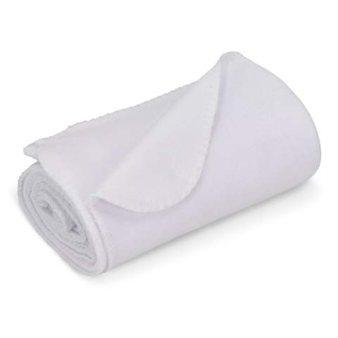 Enveloppez-vous de chaleur avec cette couverture légère en polaire, parfaite pour les soirées douillettes sur le canapé. Sa taille compacte et son tissu doux en font un article de base douillet. Entièrement personnalisable grâce à l'impression par sublimation de couleurs vives, elle est aussi attrayante que fonctionnelle.