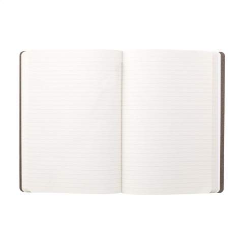 WoW! Een A5-notitieboekje met een omslag gemaakt van koffiedik. Het ruikt zelfs naar koffie. Na het zetten van koffie blijft er koffiedik over. Hiervan is dit product gemaakt. Koffiedik is een organisch materiaal en van nature biologisch afbreekbaar. Dit notitieboekje leent zich uitstekend voor het maken van notities tijdens belangrijke gesprekken en briljante ingevingen. De 80 velletjes/160 pagina's gelinieerd papier (80 g/m²) in dit notitieboek zijn 100% gerecycled. Dus geen ontbossing voor dit notitieboek.