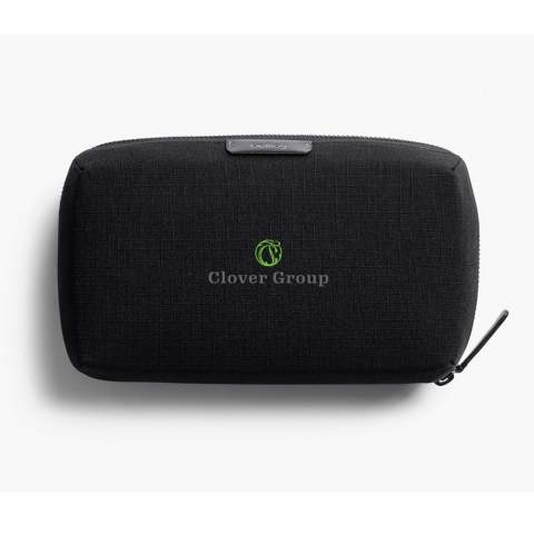 Organisez vos accessoires technologiques sans enchevêtrements. Ce kit aux dimensions généreuses garde tout en ordre et trié. Peut contenir tous vos accessoires technologiques en un seul endroit. Optimisé pour les accessoires plus grands et les embouts supplémentaires. Se zippe à plat pour un accès facile. La poche magnétique peut contenir une banque d'alimentation. Les poches en filet extensible permettent de ranger des objets et des pièces. Mur flottant avec organiseur de câbles élastique à l'intérieur.
