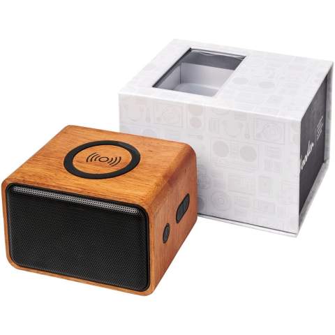 De houten Bluetooth® speaker is perfect voor op kantoor of thuis. De output van 3 Watt van de speaker produceert een helder geluid. Bovendien is het bovenste deel van de speaker een draadloos oplaadstation. Hij is geschikt voor het opladen van elk draadloos oplaadbaar apparaat. De ingebouwde 1200 mAh batterij zorgt ervoor dat muziek gedurende meer dan 6 uur kan worden afgespeeld. Ingebouwde muziekbediening en microfoon voor handsfree bellen. Bereik van Bluetooth® is 10 meter (33ft). Bluetooth®-versie 4.2. Gemaakt van hout. Daarom kan de uitstraling van elk artikel iets verschillen. Wordt geleverd in een Avenue geschenkverpakking.