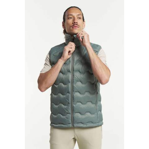 Deze lichtgewicht, RDS-gecertificeerde donsbodywarmer (90/10 dons/veren 650 vulkracht) is wind- en waterafstotend, waardoor hij het hele jaar door ideaal is voor elke buitenactiviteit. Het Shibui Down Vest kan als buitenlaag of onder een shelljack worden gedragen voor extra warmte – het past als gegoten bij ons ultramoderne Shibui skishelljack! De bodywarmer is gemaakt van 100% gerecycled polyamideweefsel en heeft gelijmde kanalen gevuld met verantwoord geproduceerd, volledig traceerbaar, RDS-gecertificeerd dons. Hij beschikt over een verstelbare zoom en twee voorzakken met ritssluiting.<br /><br />Hij wordt geleverd met een PFC-vrije waterafstotende afwerking. Het ontwerp van het TXlite Shibui Down Vest is geïnspireerd op het Japanse woord 'shibui', dat verwijst naar een ingetogen en strakke esthetiek met fijne details zoals geselecteerde materialen, texturen en uitstekende functionaliteit.