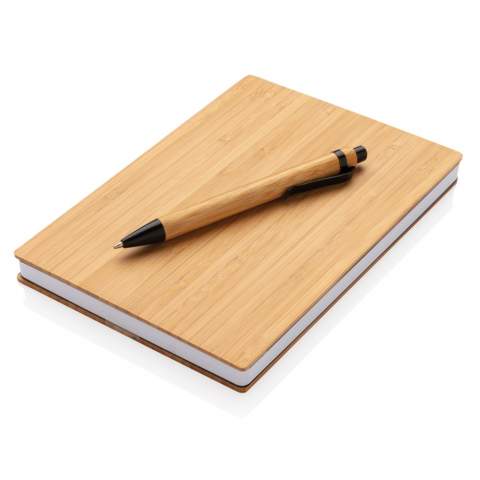 Dit prachtige bamboe A5 notitieboek is gemaakt van duurzaam bamboe met 90 vellen / 180 pagina's van 70 grams gerecycled papier. De set bevat een bamboe balpen in een kraft geschenkdoos.<br /><br />NotebookFormat: A5<br />NumberOfPages: 180<br />PaperRulingLayout: Gelinieerde pagina's