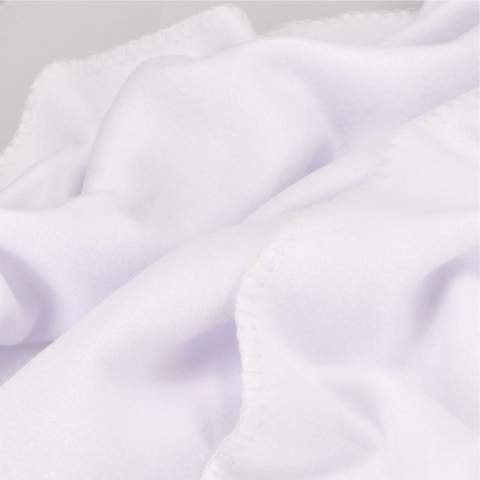 Blottissez-vous contre cette couverture en polaire, conçue pour un confort ultime. Le tissu plus épais assure la chaleur pendant les nuits froides. Entièrement personnalisable grâce à l'impression par sublimation de couleurs vives, elle est aussi attrayante que fonctionnelle.
