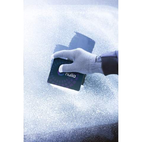 WoW! Ein Eiskratzer aus 100% natürlichem Material: Schwedisches Birkenfurnier. Mehrere Schichten Birkenfurnier werden zu einer stabilen Holzplatte verleimt, aus der dieser Eiskratzer gefertigt wird. Der Eiskratzer ist mit einer glänzenden, wasserabweisenden Schutzschicht versehen. Dank der quadratischen Form dieses Eiskratzers ist er handlich und einfach zu benutzen. Der nächste Frost kann kommen! Inklusive Vollfarbdruck auf 1 Seite.