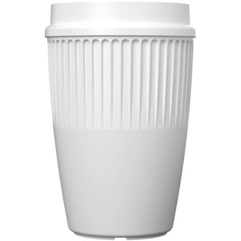 Der Cirrus 350 ml Becher mit dem einzigartigem 360° Clip-on Deckel ist ein stilvoller, einwandiger Becher mit Isolierrillen für eine sichere und Komfortable Handhabung. Der innovative 360°-Deckel ermöglicht es Ihnen, von jeder Seite des Bechers zu trinken, und verstärkt das Aroma Ihres gewählten Getränks. Sowohl der Deckel als auch der Becher bestehen aus vollständig recycelbarem Kunststoff. So genießen Sie Ihre Lieblingsheißgetränke mit Komfort und Stil.