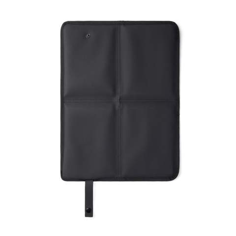 The seat pad for all your outdoor moments. The 4-panel design makes it easy to fold and bring along while the water-resistant PEVA backing protects against moisture and cold. Equipped with a convenient snap-strap that enables you to attach the pad directly to your bag. Certified by RCS (Recycled Claim Standard), RCS certification guarantees that the entire supply chain of recycled materials is certified. The total recycled content is based on the overall product weight. This product contains 24% RCS certified recycled polyester.