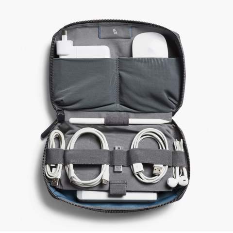 Organisez vos accessoires technologiques sans enchevêtrements. Ce kit aux dimensions généreuses garde tout en ordre et trié. Peut contenir tous vos accessoires technologiques en un seul endroit. Optimisé pour les accessoires plus grands et les embouts supplémentaires. Se zippe à plat pour un accès facile. La poche magnétique peut contenir une banque d'alimentation. Les poches en filet extensible permettent de ranger des objets et des pièces. Mur flottant avec organiseur de câbles élastique à l'intérieur.
