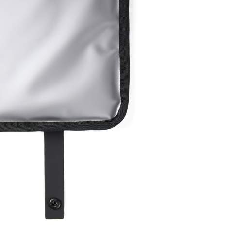The seat pad for all your outdoor moments. The 4-panel design makes it easy to fold and bring along while the water-resistant PEVA backing protects against moisture and cold. Equipped with a convenient snap-strap that enables you to attach the pad directly to your bag. Certified by RCS (Recycled Claim Standard), RCS certification guarantees that the entire supply chain of recycled materials is certified. The total recycled content is based on the overall product weight. This product contains 24% RCS certified recycled polyester.