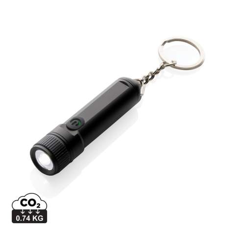 Torche de poche ultra lumineuse fabriquée avec de l'aluminium recyclé RCS Contenu total recyclé : 58% sur la base du poids total de l'article. La certification RCS garantit une chaîne d'approvisionnement entièrement certifiée pour les matériaux recyclés. La torche est équipée d'une LED XTE super lumineuse de 120 lumens qui crée un faisceau jusqu'à 30 mètres. La torche est équipée d'une batterie au lithium de grade A de 200 mAh qui offre une autonomie d'une heure avec un rechargement rapide via l'USB-C en moins d'une heure. La torche est étanche IPX 4 et peut donc être utilisée par mauvais temps. La torche offre 3 modes : 100%/50% et clignotant. Emballée dans une boîte cadeau FSC sans plastique. Câble de recharge USB C en TPE recyclé inclus.<br /><br />Lightsource: LED<br />LightsourceQty: 1<br />PVC free: true
