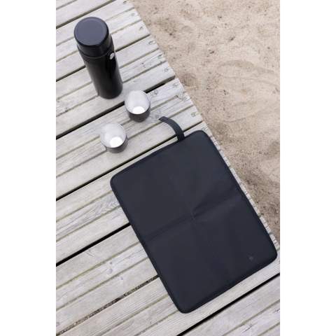 The seat pad for all your outdoor moments. The 4-panel design makes it easy to fold and bring along while the water-resistant PEVA backing protects against moisture and cold. Equipped with a convenient snap-strap that enables you to attach the pad directly to your bag. Certified by RCS (Recycled Claim Standard), RCS certification guarantees that the entire supply chain of recycled materials is certified. The total recycled content is based on the overall product weight. This product contains 24% RCS certified recycled polyester.