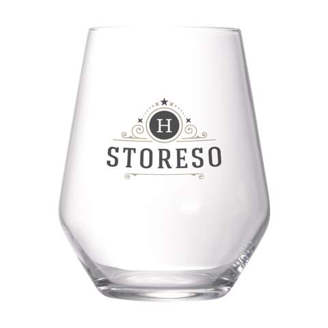 Hochwertiges Wasserglas mit stabilem Boden. Die moderne Form strahlt Stil und Klasse aus. Ein vielseitiges Glas, das auch für Softdrinks, Whiskey oder andere alkoholische Getränke geeignet ist. Fassungsvermögen 400 ml. Hergestellt in Europa.