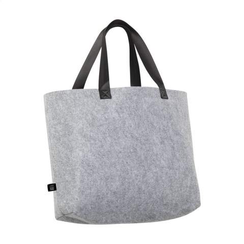 WoW! Shoulder bag in RPET felt (made from recycled PET bottles). This stylishly designed bag goes with any outfit and is large enough to carry all your daily essentials. Capacity approx. 20 litres.