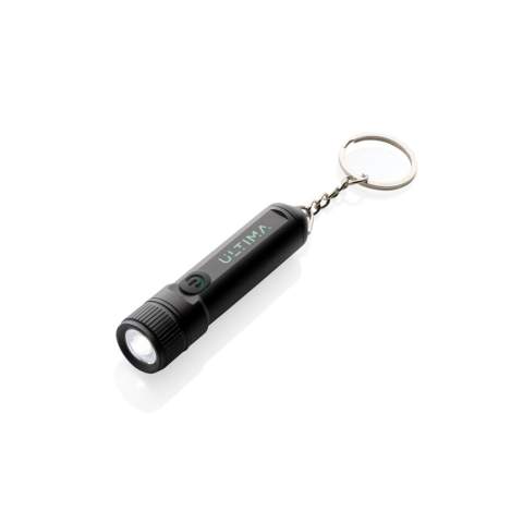 Torche de poche ultra lumineuse fabriquée avec de l'aluminium recyclé RCS Contenu total recyclé : 58% sur la base du poids total de l'article. La certification RCS garantit une chaîne d'approvisionnement entièrement certifiée pour les matériaux recyclés. La torche est équipée d'une LED XTE super lumineuse de 120 lumens qui crée un faisceau jusqu'à 30 mètres. La torche est équipée d'une batterie au lithium de grade A de 200 mAh qui offre une autonomie d'une heure avec un rechargement rapide via l'USB-C en moins d'une heure. La torche est étanche IPX 4 et peut donc être utilisée par mauvais temps. La torche offre 3 modes : 100%/50% et clignotant. Emballée dans une boîte cadeau FSC sans plastique. Câble de recharge USB C en TPE recyclé inclus.<br /><br />Lightsource: LED<br />LightsourceQty: 1<br />PVC free: true